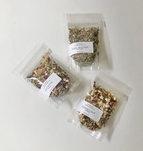 Load image into Gallery viewer, Tree botanical bath tea sample pouches laid flat on a white background.
